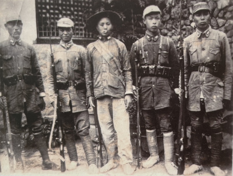 胶东军区战斗英雄合影(左二为任常伦).jpg