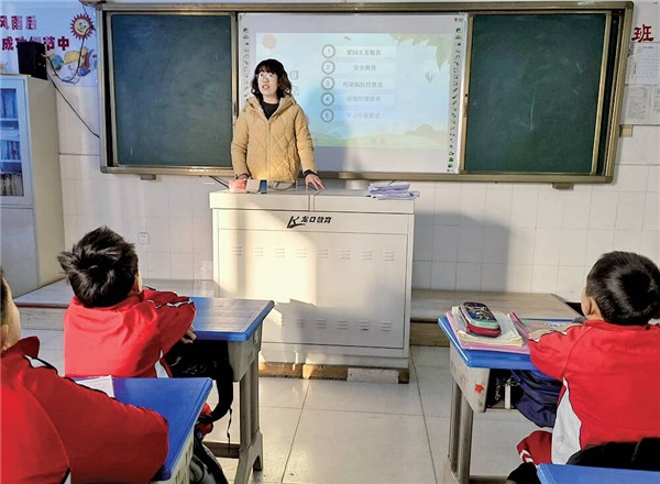 兰高学校 安全主题教育 吕春晔 摄▲南山双语学校 送上最美祝福